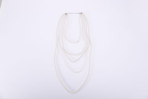 layered peals necklace