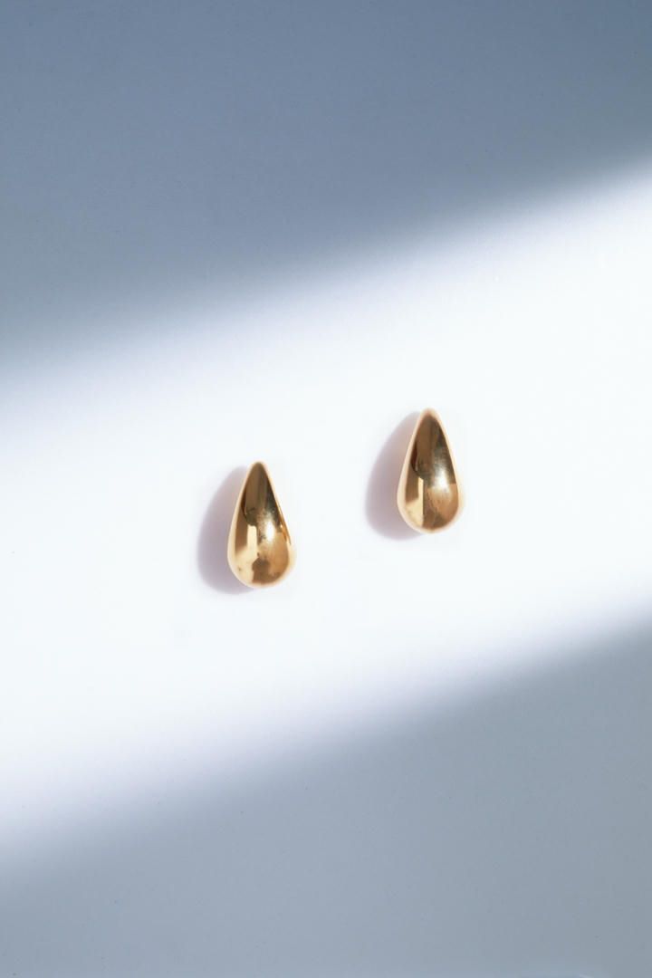 Tear drop gold earrings