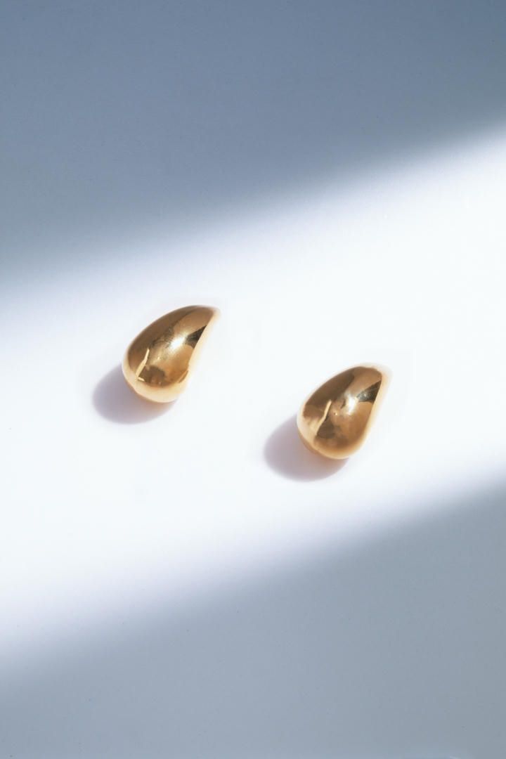 Tear drop gold earrings