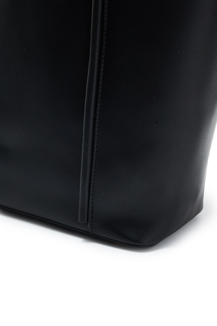 حقيبة جلد سوداء