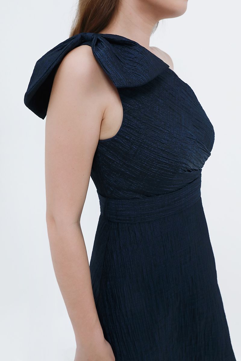 One-shoulder pleated dress