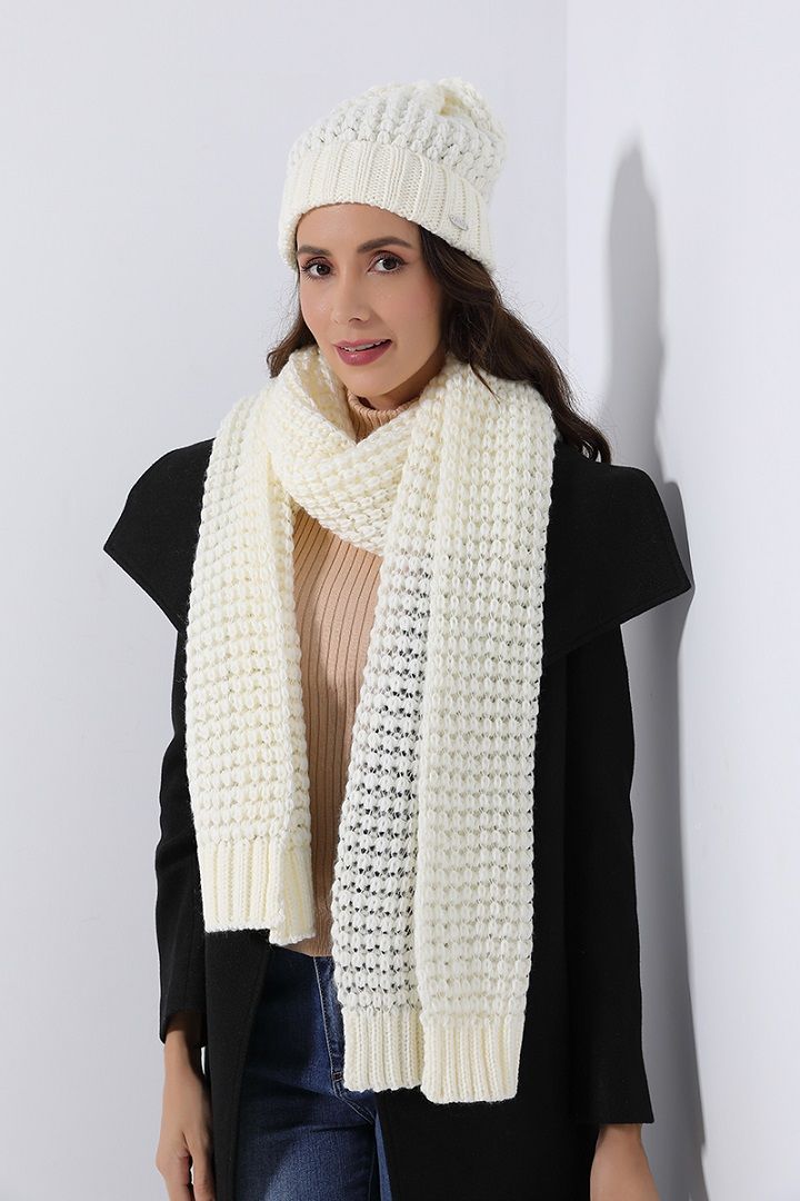 Ribbed pattern knitted scarf