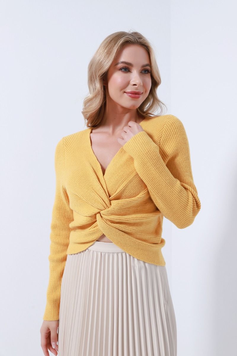 twisted knotted pullover

