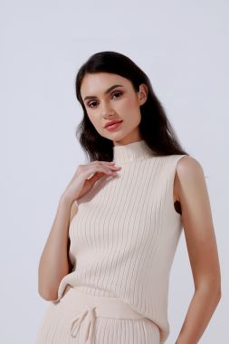 knitted highneck top
